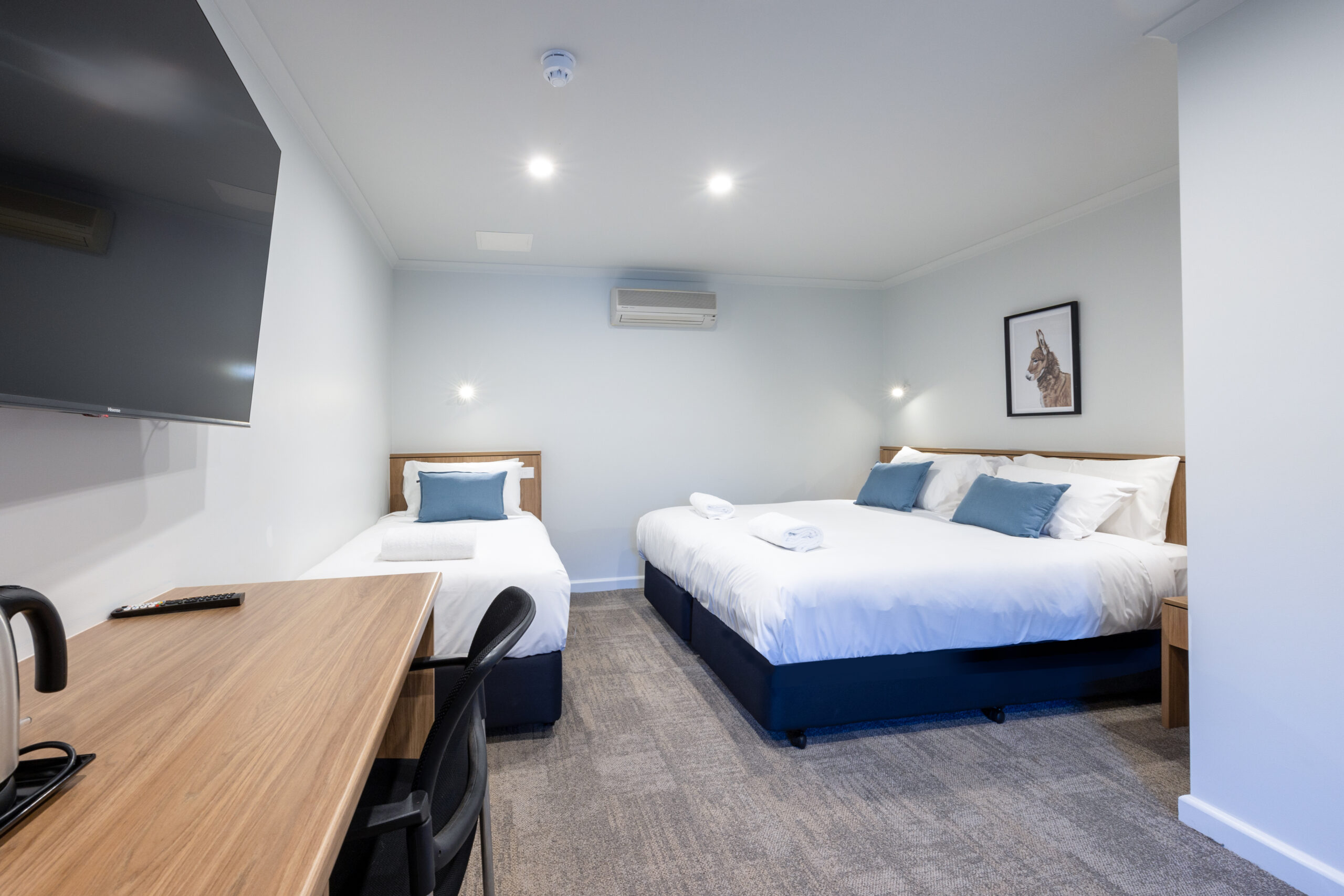 claremont-hotel-accommation-kings-room-scaled