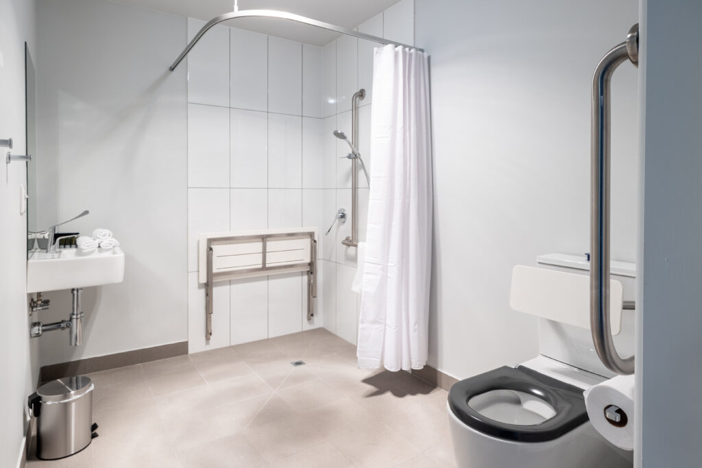claremont-hotel-accommodation-accessible-toilet-1024x683