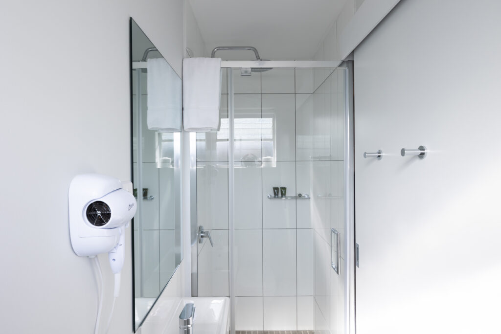 claremont-hotel-accommodation-room-shower-1024x683