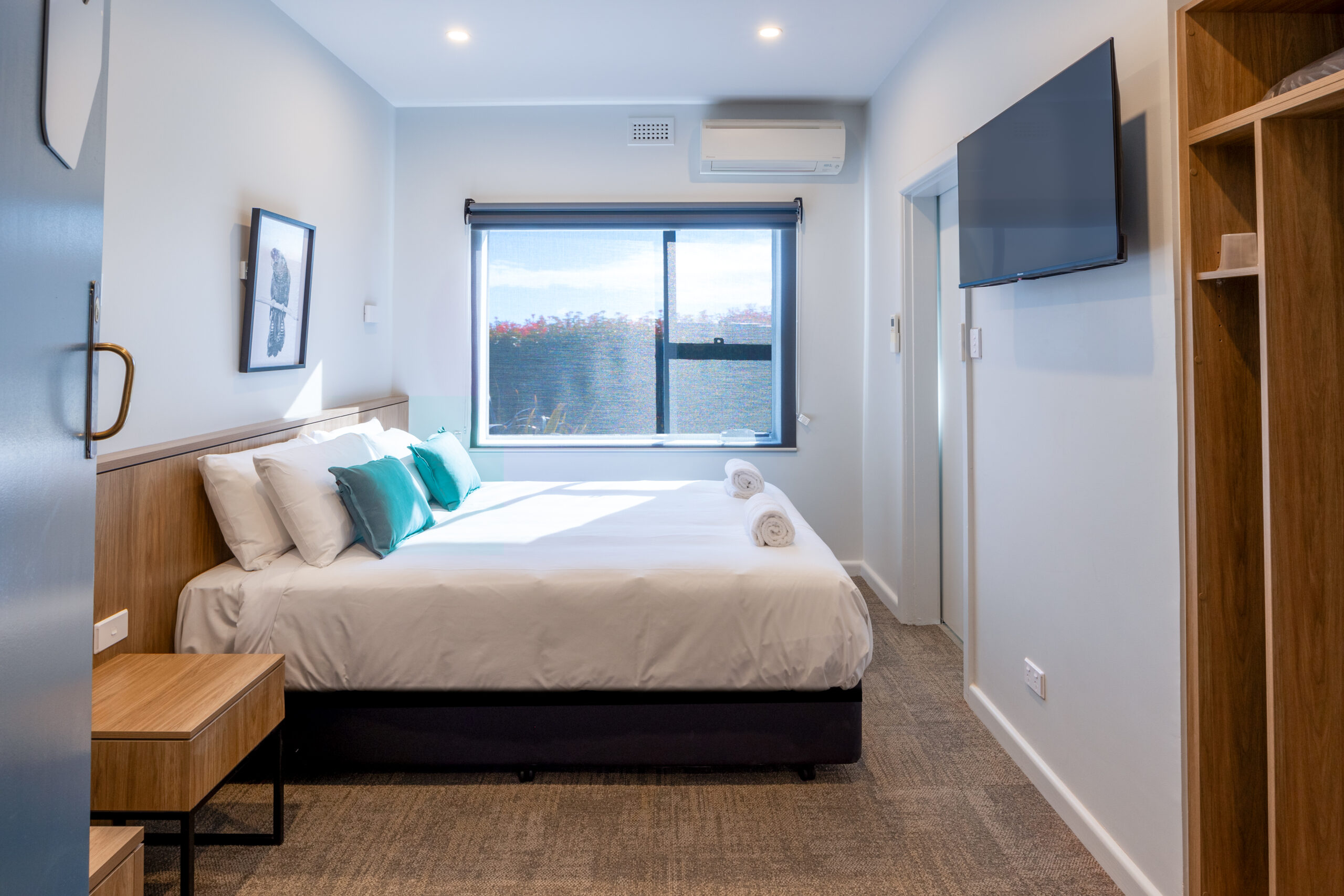 the-mont-accommodation-room-queen-hero-scaled